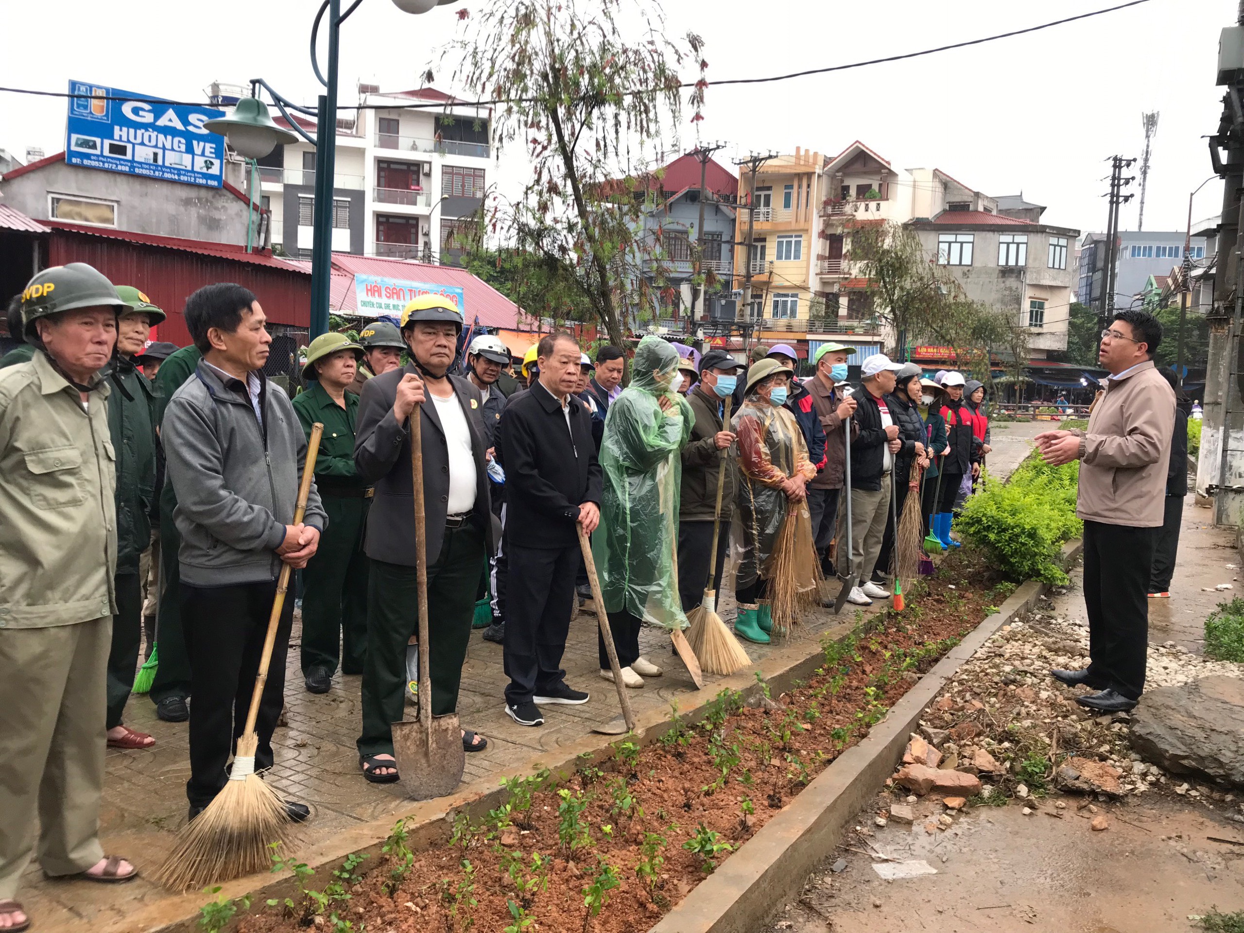 Phường Hoàng Văn Thụ: Chương trình ra quân Vệ sinh môi trường đường dạo kè suối Lao Ly và hồ Phú Lộc IV.
